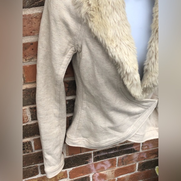 Armani Exchange Jacket With Faux Fur Lapel And Side belt. Woman’s Size Small - Picture 9 of 15